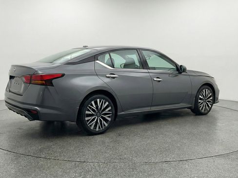 Used 2025 Nissan Altima 2.5 SV FWD image 9
