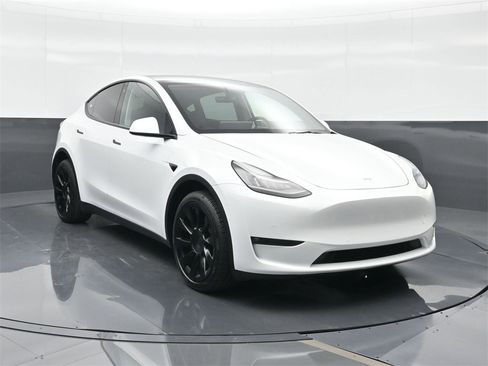 Used 2022 Tesla Model Y Long Range image 13