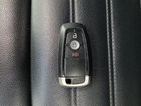 Used 2020 Ford Edge SEL image 32