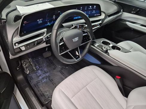 Certified 2024 Cadillac Lyriq Luxury AWD/4WD image 2