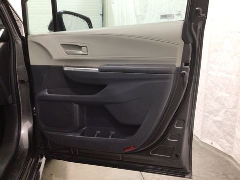 Used 2024 Toyota Sienna LE image 32