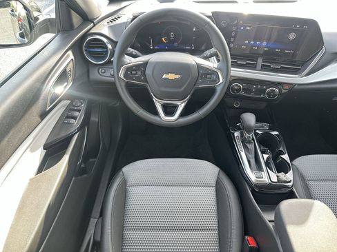 Used 2025 Chevrolet Trax LT w/ LT Convenience Package FWD image 17