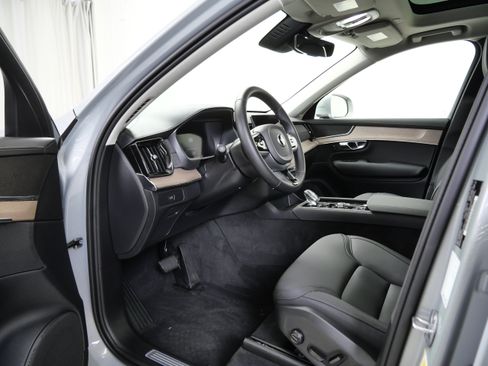 Used 2025 Volvo XC90 B6 Plus AWD/4WD image 14