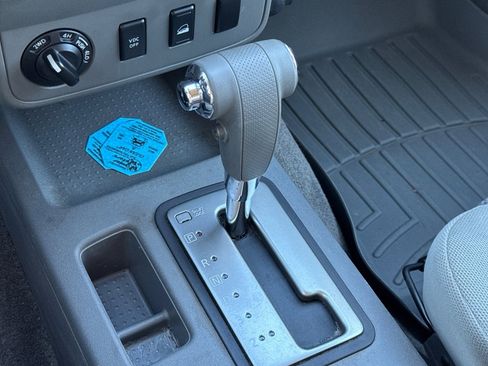 Used 2010 Nissan Frontier SE image 16