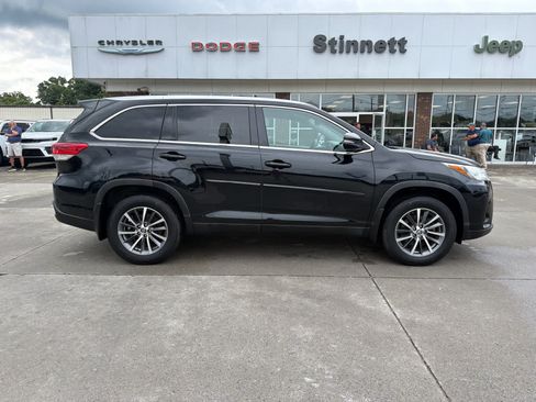 Used 2019 Toyota Highlander XLE AWD/4WD image 2