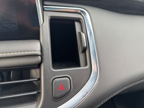 Used 2023 GMC Yukon SLT image 32