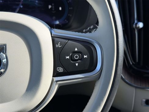 Used 2022 Volvo XC60 B5 Momentum w/ Protection Package Premier image 10