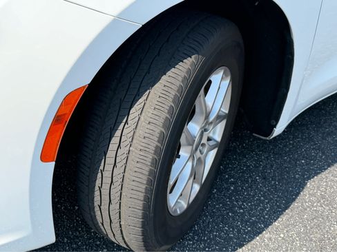 Used 2024 Chrysler Pacifica Touring-L FWD image 3