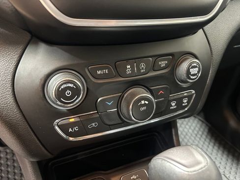 Certified 2019 Jeep Cherokee Latitude Plus w/ Cold Weather Group AWD/4WD image 20