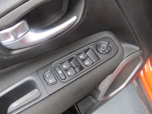 Used 2021 Jeep Renegade Latitude FWD image 26