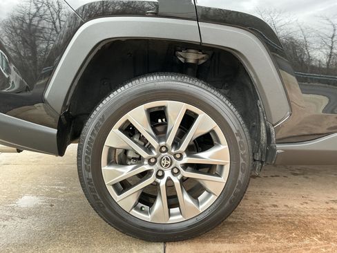 Used 2022 Toyota RAV4 XLE Premium FWD image 28