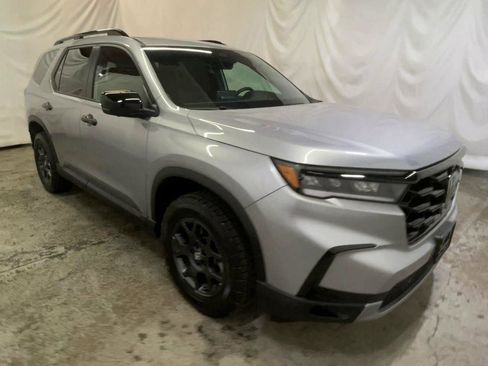 Certified 2025 Honda Pilot TrailSport image 2