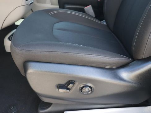 Used 2023 Chrysler Voyager LX FWD image 16