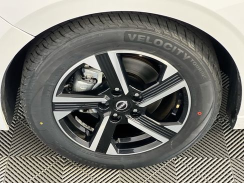 Used 2024 Nissan Sentra SV FWD image 11