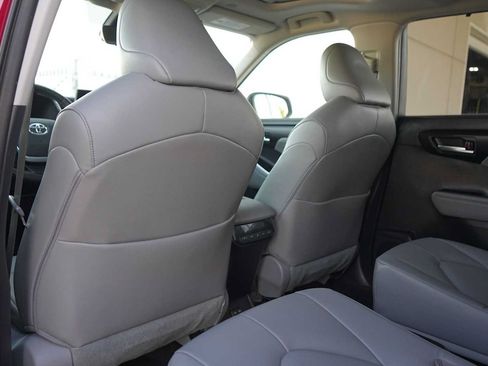 Used 2023 Toyota Highlander XLE FWD image 13