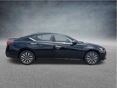 Used 2025 Nissan Altima 2.5 SV FWD image 11