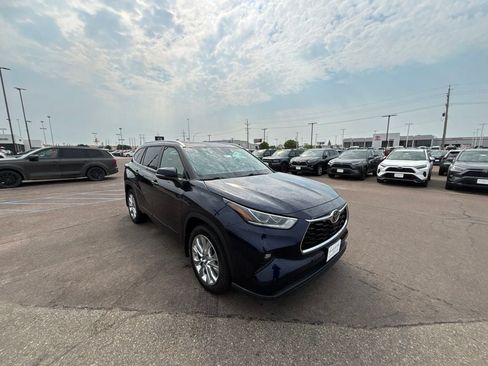 Used 2020 Toyota Highlander Limited AWD/4WD image 3