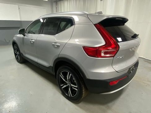 Used 2025 Volvo XC40 B5 Core image 2