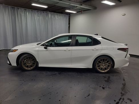 Used 2023 Toyota Camry SE image 5