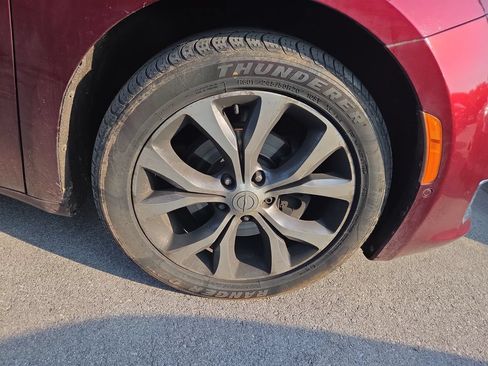 Used 2017 Chrysler Pacifica Limited w/ UConnect Theater Package FWD image 2