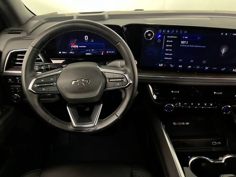 Used 2025 Chevrolet Suburban Z71 image 13