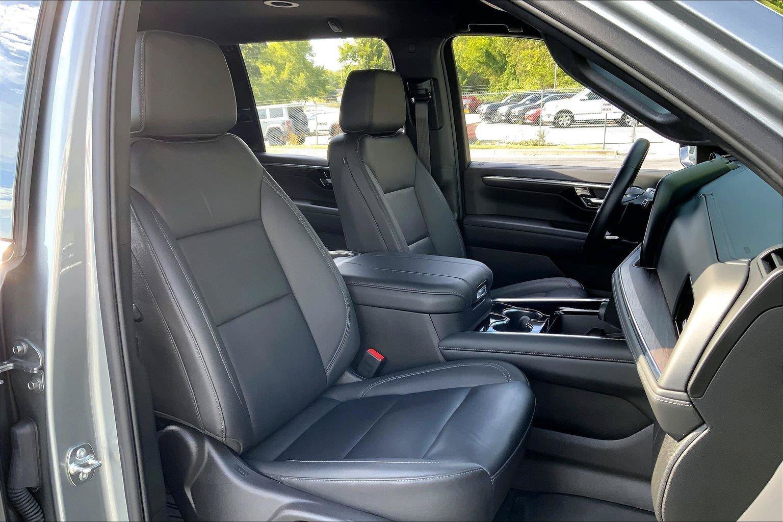 Used 2026 Chevrolet Suburban LT w/ Comfort Package AWD/4WD image 7