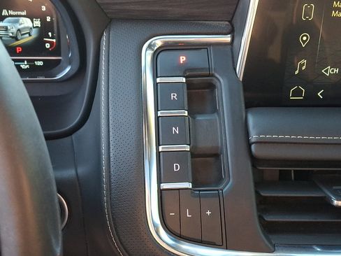 Certified 2022 GMC Yukon SLT w/ SLT Premium Package AWD/4WD image 17