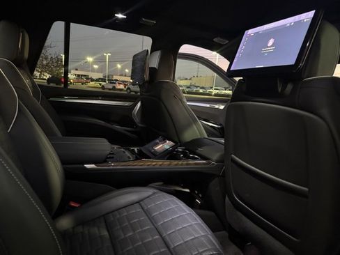 Used 2025 Cadillac Escalade Sport Platinum image 9