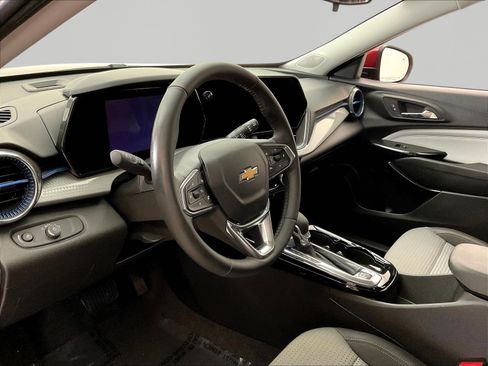 Used 2025 Chevrolet Trax LT w/ Driver Confidence Package FWD image 17