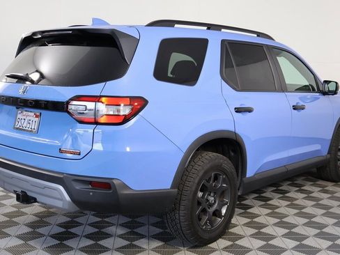 Used 2025 Honda Pilot TrailSport image 4