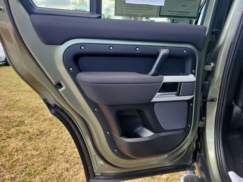 Used 2022 Land Rover Defender 110 SE image 10