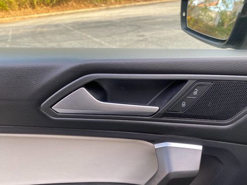 Used 2021 Volkswagen Tiguan SE image 16