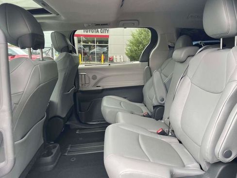 Used 2025 Toyota Sienna XLE FWD image 14