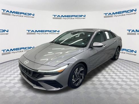 Used 2025 Hyundai Elantra SEL FWD image 1