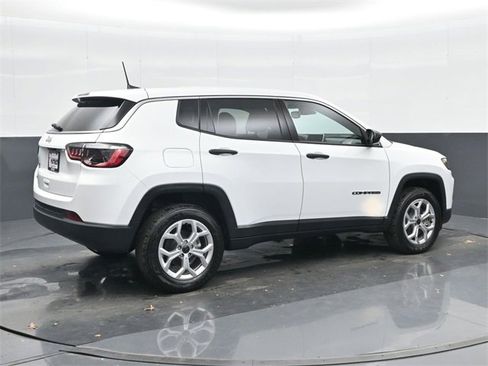 Used 2025 Jeep Compass Sport image 4