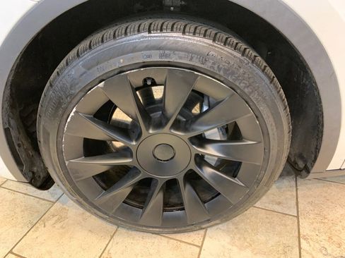 Used 2021 Tesla Model Y Long Range image 12