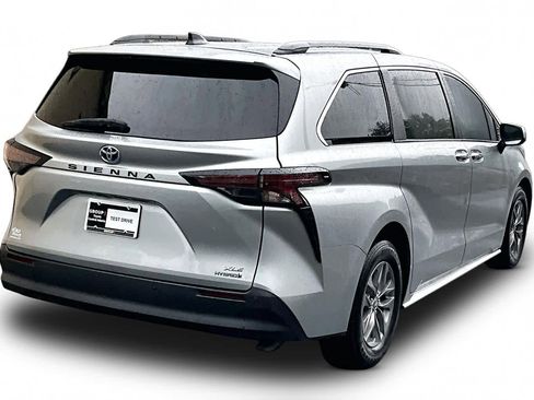 Certified 2023 Toyota Sienna XLE FWD image 13