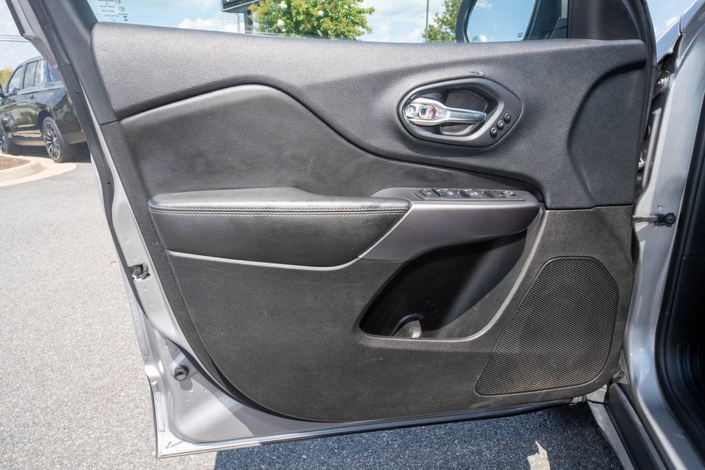 Used 2019 Jeep Cherokee Limited AWD/4WD image 16