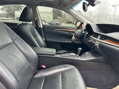 Used 2013 Lexus ES 300h w/ Luxury Pkg image 16