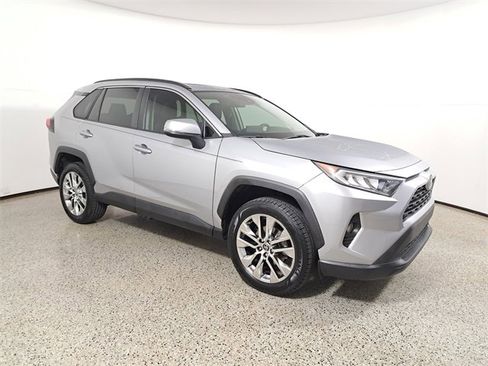 Used 2021 Toyota RAV4 XLE Premium image 4