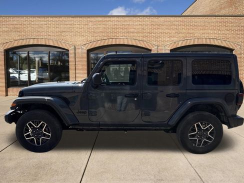 Used 2026 Jeep Wrangler Unlimited Sahara AWD/4WD image 6