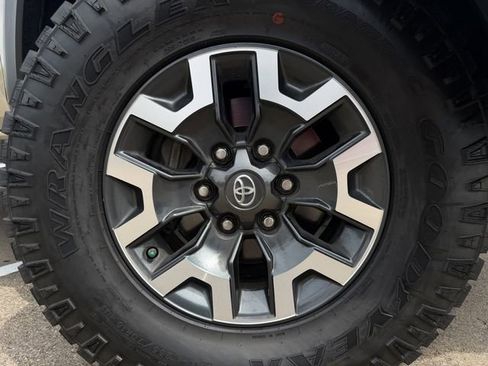Used 2019 Toyota Tacoma TRD Off-Road w/ Technology Package AWD/4WD image 11