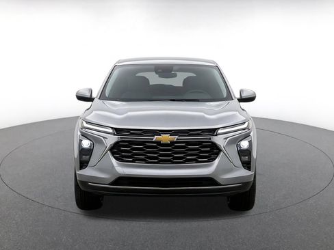 Used 2025 Chevrolet Trax LT FWD image 2
