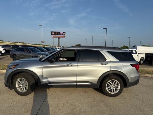 Used 2025 Ford Explorer Active RWD image 3