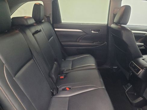 Used 2017 Toyota Highlander XLE w/ Carpet Mat Package image 19