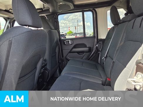Used 2025 Jeep Wrangler Unlimited Sahara AWD/4WD image 5