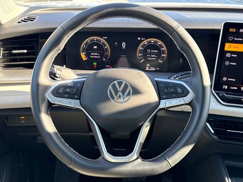 Used 2025 Volkswagen Tiguan SE AWD/4WD image 19