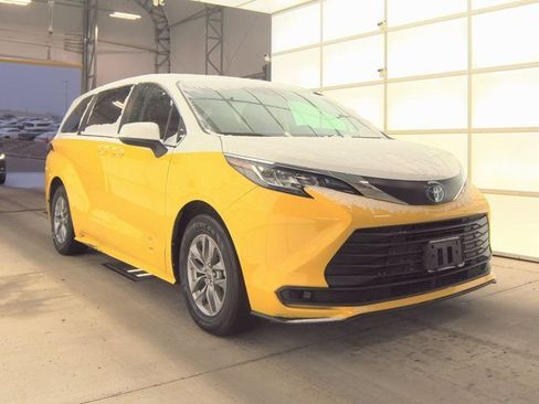 Used 2022 Toyota Sienna LE image 3