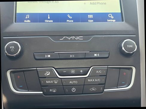 Used 2020 Ford Fusion SE image 25