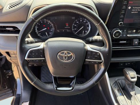 Used 2020 Toyota Highlander XLE FWD image 11